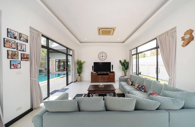 Family Friendly 4-bedroom & 1200sqm Villa, 20m Pool, 15Min to Beach - Bua Sawan