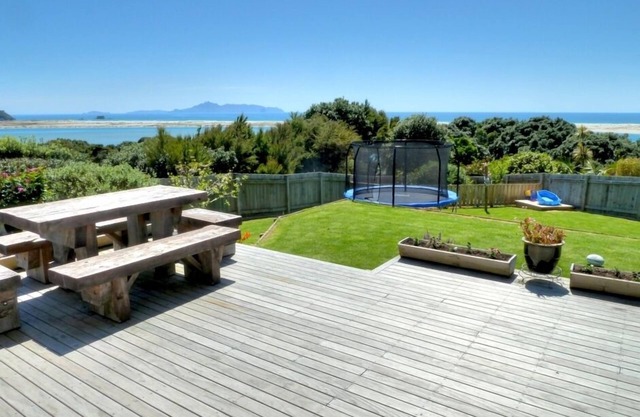 Family friendly Clifftop home - 2 mins walk to beach, One price up to 16 people