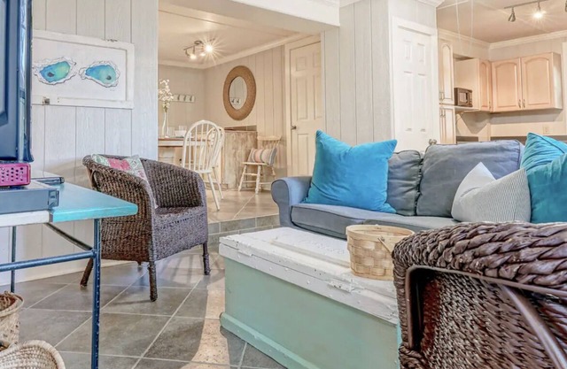 Family friendly cottage-steps from Florida's Emerald Beach and *Seaside*