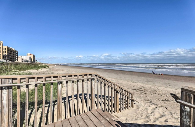 Family-friendly South Padre Island Escape w/Grill