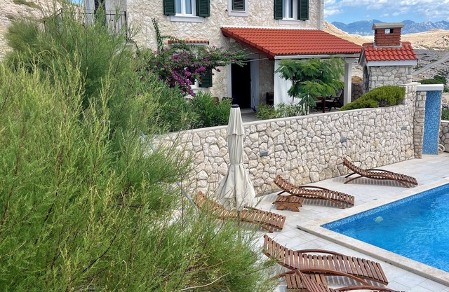 Family friendly 2-bedroom villa with private heated pool near sea