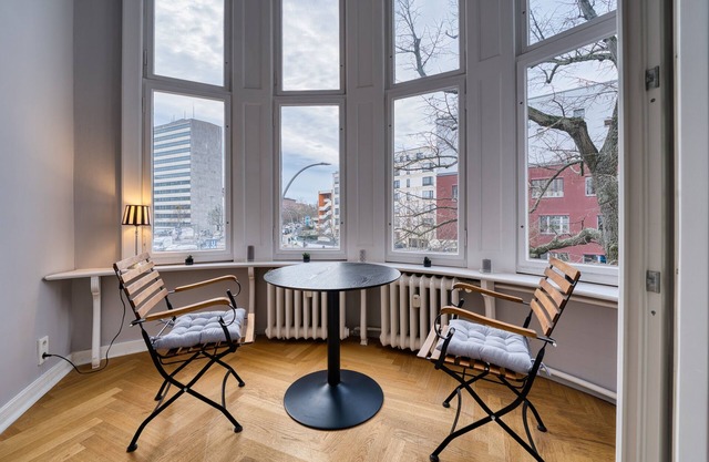 Family-Friendly 2BR Apartment, Bright Winter Garden, 70m to Metro, Sleeps 6