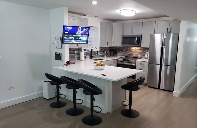 Family-friendly 3-bdrm-2bth apt w/AC, WiFi, & private prkng in Evanston-Near NWU