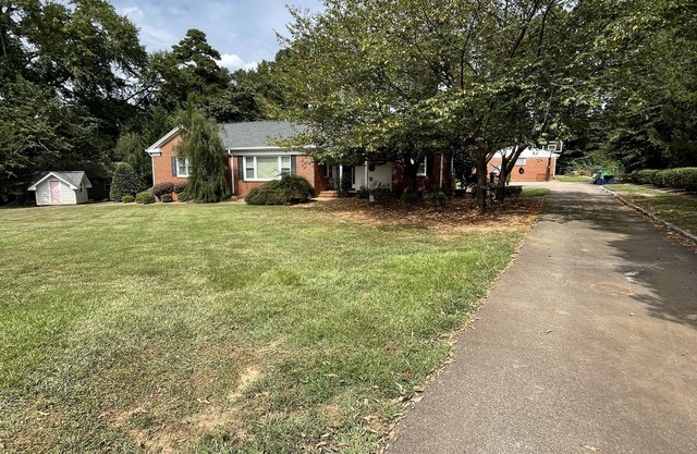 Family Friendly 3BR w/outdoor entertaining space