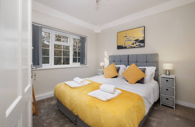 Family-Friendly 4-Bed near Parks & Transport Links