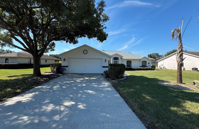 Family Friendly 4-bdrm house with heated pool on Lakeside Golf Course