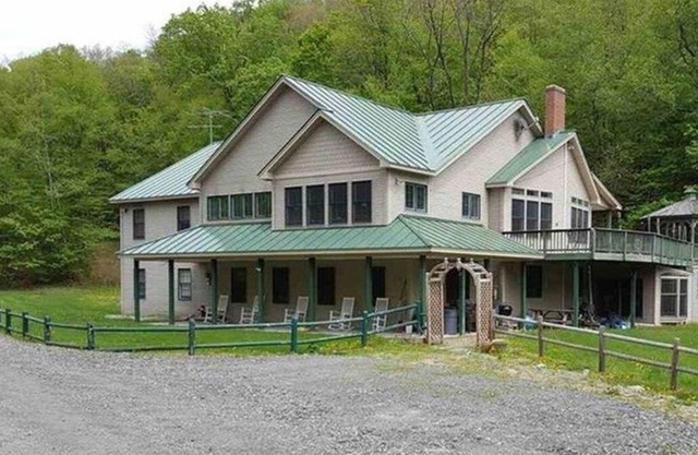 FAMILY FRIENDLY 4 Season Home for Large Groups, With Hot Tub. Sleeps up to 27.