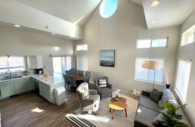 Family-Friendly 4BR + Loft - Sleeps 10 in Town!