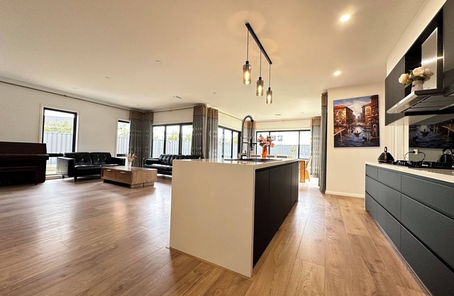 Family-Friendly 5-Bedroom House - 1 minute to the highway to Snowy Mountain