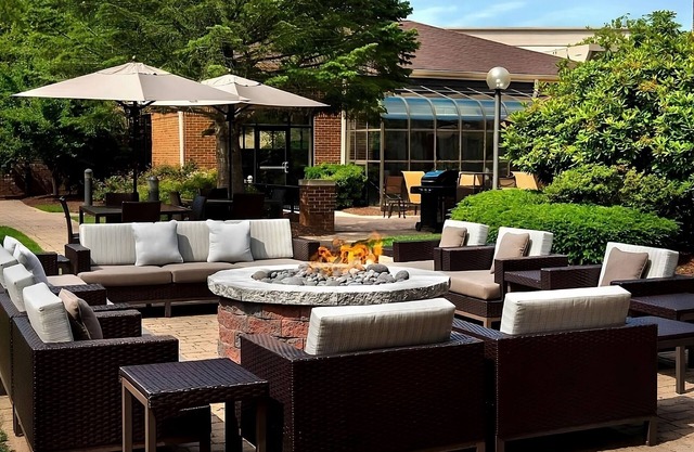 Family-Friendly Adventure: 2 Budget Rooms w/Pool Access: Near Bowen's Wharf