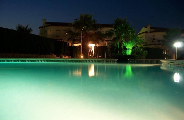 Family friendly air-conditioned, luxury class holiday house with pool for rent
