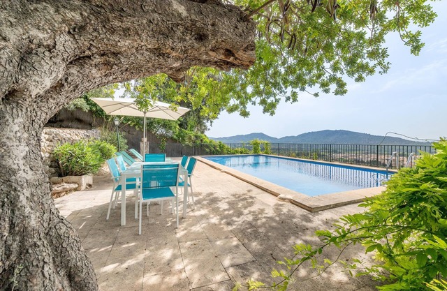 Family-friendly and with a tennis court – Casa María Isabel