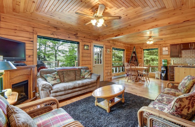 Family Friendly Beautiful Lake Front Cottage