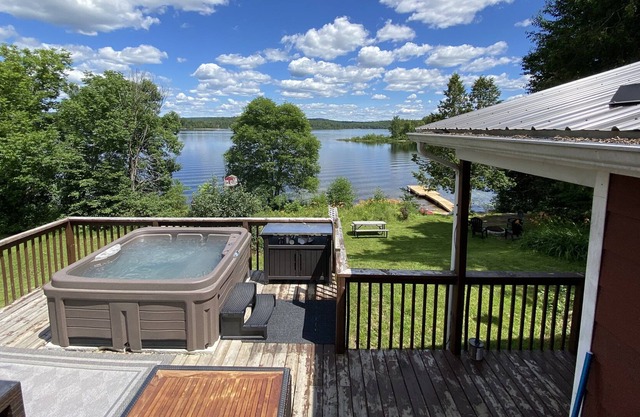 Family friendly, brand new renovated waterfront cottage