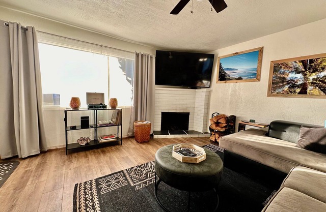 Family friendly coastal house. Pet Friendly, Big screen tv's in every room!