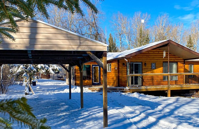 Family friendly Cottage with Game Room and 2 decks
