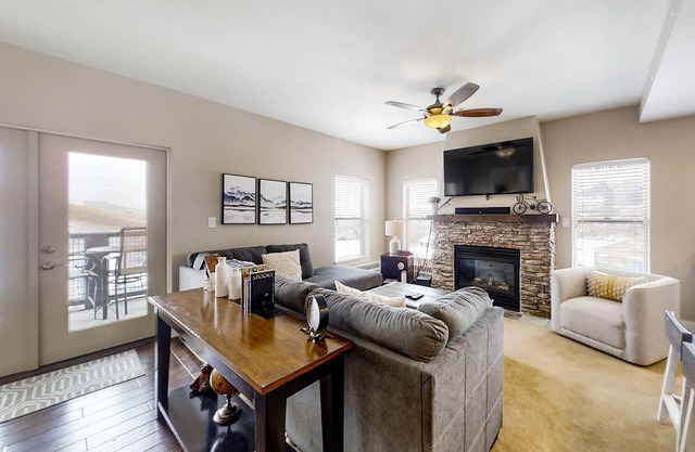 Family-friendly condo w/mountain & valley views, WiFi, shared pool, hot tub
