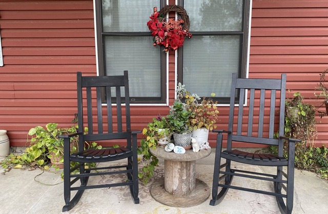 Family friendly country cottage 3 min to I75 -3 bedroom 1 bath central ac & heat