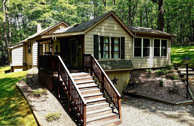 Family friendly, cozy cottage with hot tub in Ohiopyle!