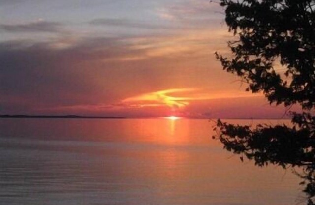 Family Friendly Custom Log Lake home, Kayaks, Paddle Boards, Booking Fall 2023