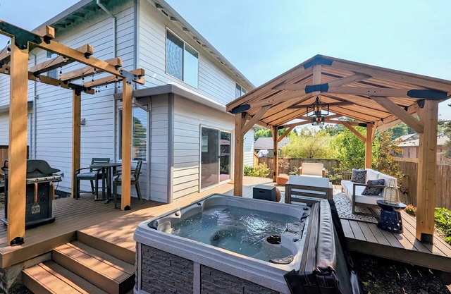 Family-Friendly, Dog-Friendly Home! Relax in the Hot Tub or Walk Downtown.