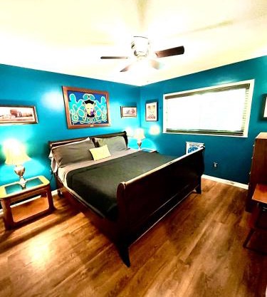 Family Friendly Downtown Home - Private Yard & Grill - Location, Location, Location!