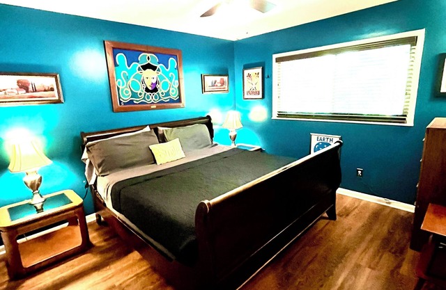 Family Friendly Downtown Home - Private Yard, Grill