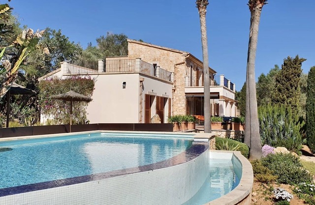 Family-friendly dream finca with infinity pool, large garden, terrace, WLAN