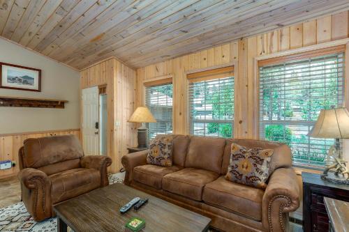 Family Friendly Fun at Oregon Loop Getaway Sleeps 9 Hot Tub Bikes Pet-Friendly