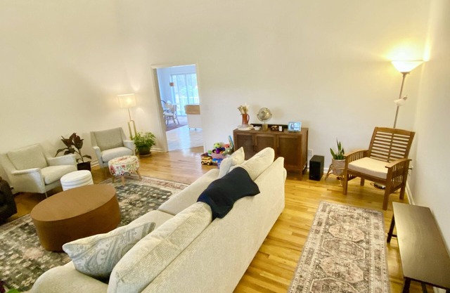 Family-friendly getaway walk to beach in private community, w/park, playground