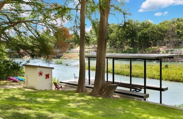 Family Friendly Guadalupe River- Lake House Retreat-Sleeps 12