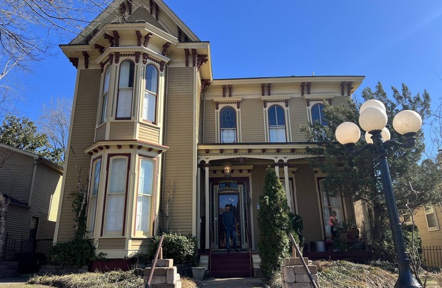 Family Friendly, Historic Mansion Row, *5 min from Louisville!*