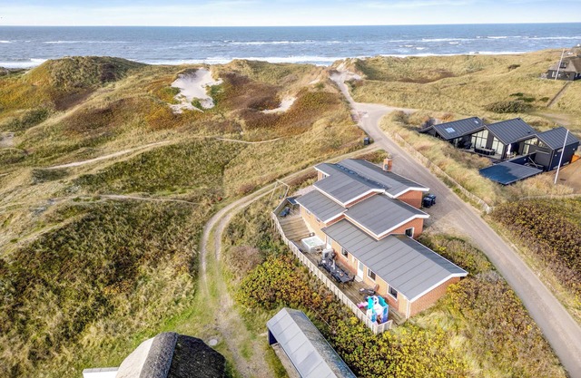 Family-friendly holiday home with indoor pool and outdoor spa 100 meters from the North Sea.