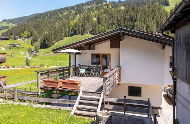 Family-friendly holiday apartment with garden