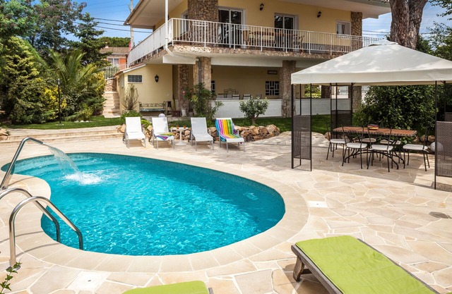 Family friendly holiday home with panoramic sea views, private pool, garden