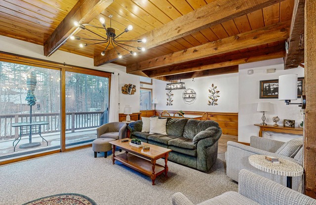 Family-Friendly Home close to local attractions: AC & Shared Pool/Tennis Courts