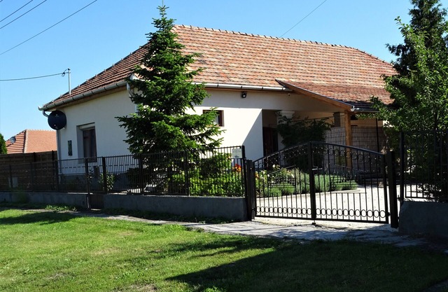 Family-friendly house with pool, jacuzzi and bikes for 5 people + 1 baby