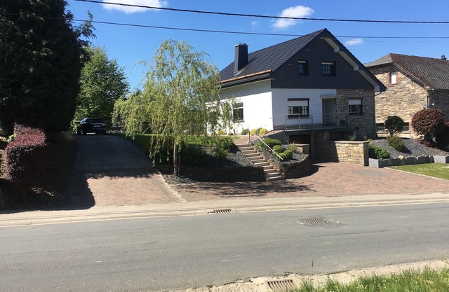 Family friendly house in rural area with horses, chickens and cats
