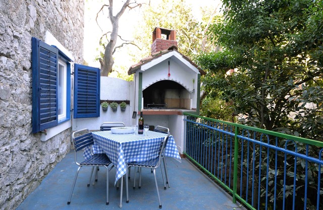 Family friendly house with a parking space Murter (K-15147)
