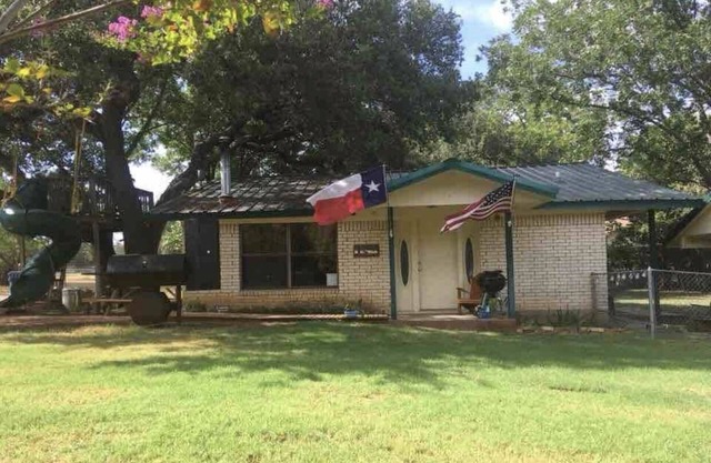 Family friendly house with RV hookups. Pet Friendly