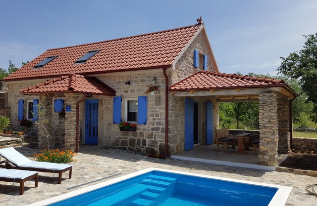 Family friendly house with a swimming pool Puljane, Krka (K-11688)
