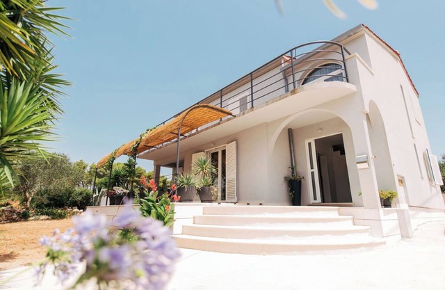 "Family-Friendly Island Stay with Garden Vibes & Sea Nearby"