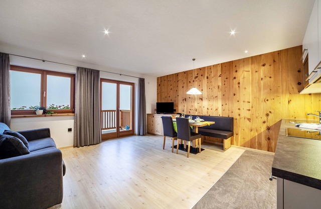 Family-Friendly Holiday Apartment 'Residence Kalchgruberhof Bergzirbe' with Lake View & Wi-Fi