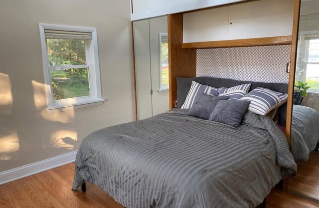 Family Friendly Lakefront Cottage w/Private Dock