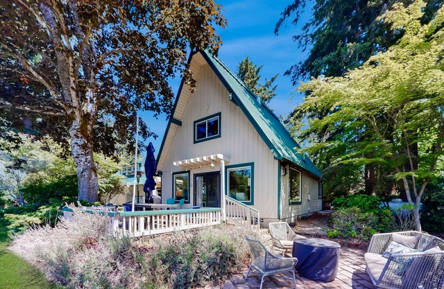 Family-friendly lakefront escape with outdoor dining, gas grill, kayaks and W/D