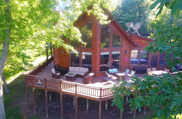 Family friendly log home has great lake views from huge deck!
