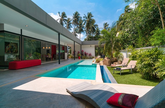 Family-friendly luxury villa with pool/Free airport transfers.