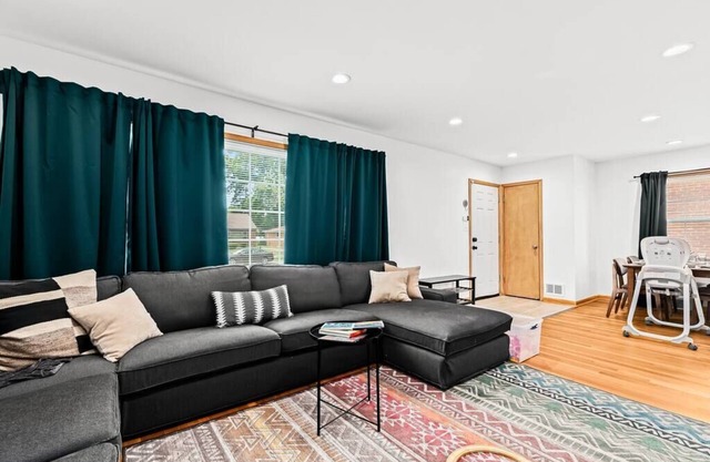 Family-Friendly, Multi-Day Sale, 15 mins to Downtown