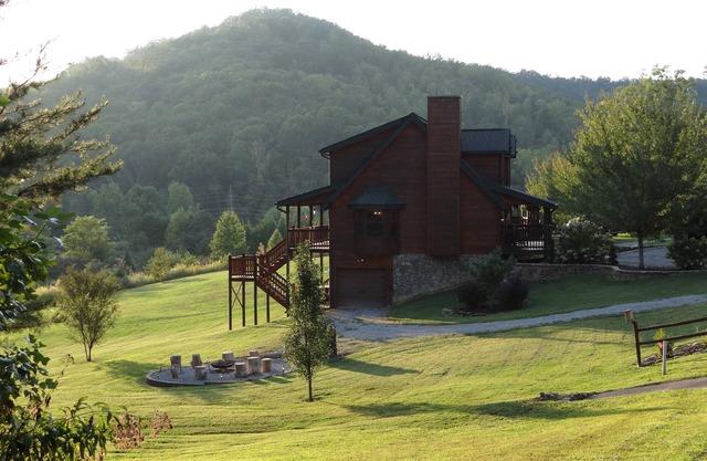 Family Friendly, No Steep Roads, Mountain View, Large Yard, Fire Pit, Wi-Fi