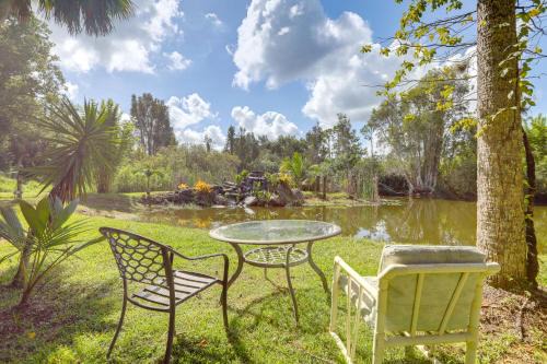 Family-Friendly Palm City Home 14 Mi to Beach!